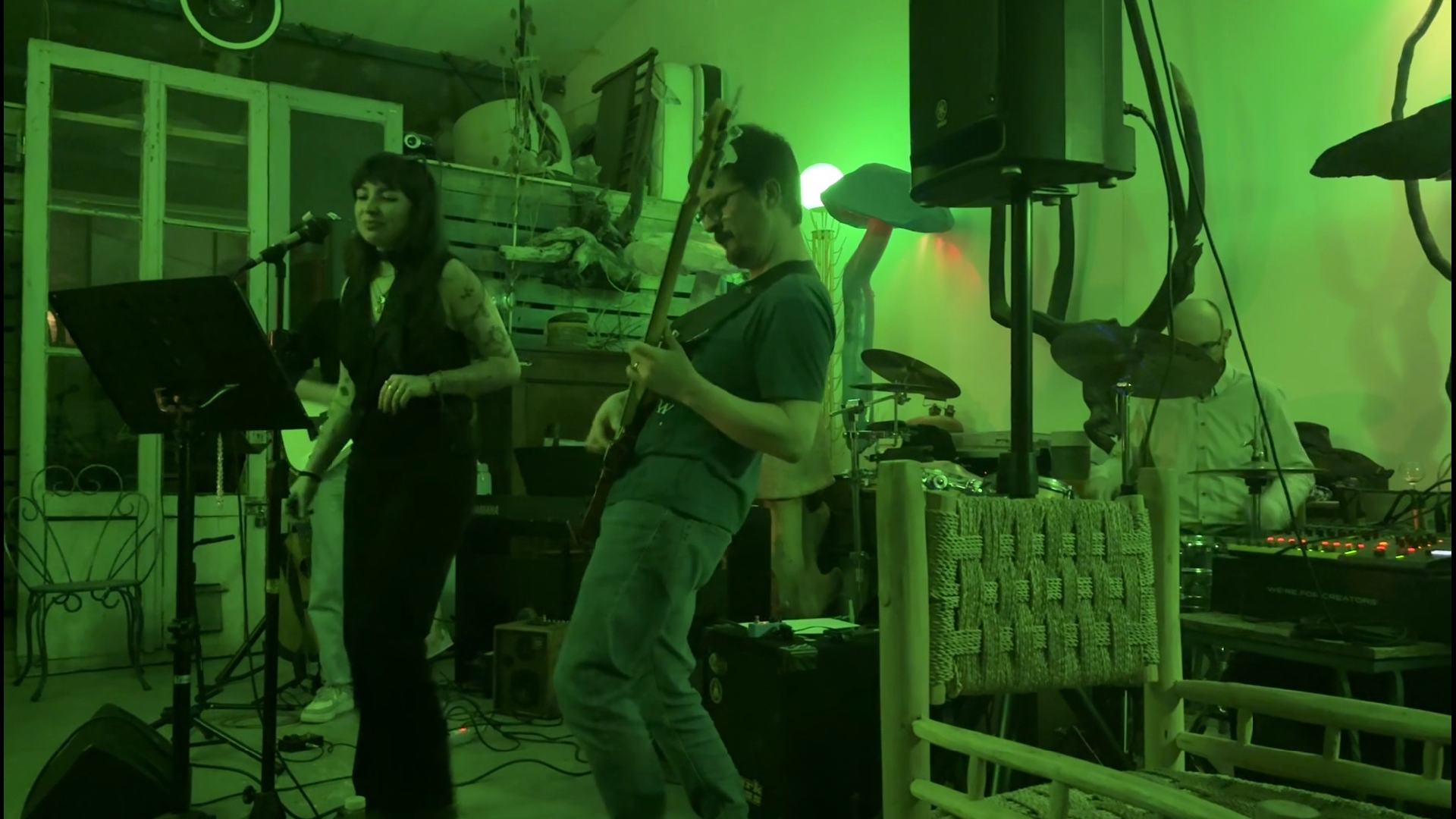 Extrait vidéos de la chanson I'm so excited